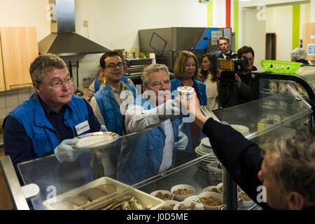 Berlino, Germania. Xii Apr, 2017. L ex Presidente federale tedesco JOACHIM GAUCK e la sua compagna Daniela SCHADT supportano la distribuzione del cibo nel Bahnhofsmission, una carità cristiana, alla Berlin Bahnhof Zoo. GAUCK aveva visitato lo stabilimento come Presidente federale il 14 dicembre 2016 e ha promesso di tornare come un helper. Il Bahnhofsmission presso lo zoo fornisce cibo quotidiano per fino a 600 persone, compresi molti senzatetto e persone povere, intorno all'orologio. La struttura dispone di dodici dipendenti a tempo pieno e fino a 150 dipendenti onorario. Credito: Jan Scheunert/ZUMA filo/Alamy Live News Foto Stock