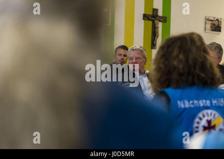 Berlino, Germania. Xii Apr, 2017. L ex Presidente federale tedesco JOACHIM GAUCK e la sua compagna Daniela SCHADT supportano la distribuzione del cibo nel Bahnhofsmission, una carità cristiana, alla Berlin Bahnhof Zoo. GAUCK aveva visitato lo stabilimento come Presidente federale il 14 dicembre 2016 e ha promesso di tornare come un helper. Il Bahnhofsmission presso lo zoo fornisce cibo quotidiano per fino a 600 persone, compresi molti senzatetto e persone povere, intorno all'orologio. La struttura dispone di dodici dipendenti a tempo pieno e fino a 150 dipendenti onorario. Credito: Jan Scheunert/ZUMA filo/Alamy Live News Foto Stock