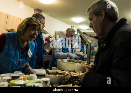 Berlino, Germania. Xii Apr, 2017. L ex Presidente federale tedesco JOACHIM GAUCK e la sua compagna Daniela SCHADT supportano la distribuzione del cibo nel Bahnhofsmission, una carità cristiana, alla Berlin Bahnhof Zoo. GAUCK aveva visitato lo stabilimento come Presidente federale il 14 dicembre 2016 e ha promesso di tornare come un helper. Il Bahnhofsmission presso lo zoo fornisce cibo quotidiano per fino a 600 persone, compresi molti senzatetto e persone povere, intorno all'orologio. La struttura dispone di dodici dipendenti a tempo pieno e fino a 150 dipendenti onorario. Credito: Jan Scheunert/ZUMA filo/Alamy Live News Foto Stock