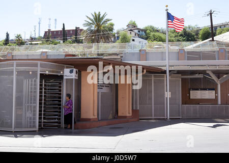 Nogales, Arizona, Stati Uniti. 1 apr, 2017. Stati Uniti d'America, Arizona, Nogales. Il confine tra il Messico e gli Stati Uniti corre dall'oceano pacifico fino al Golfo del Messico e ha una lunghezza di 3326 chilometri. Ogni anno 350 milioni di persone passano (legalmente) il confine. Nogales è una città di confine sulla US/confine messicano 75 miglia a sud di Tucson. Si tratta di uno dei più frequentati valichi di frontiera. Ogni giorno, messicani attraversano il confine per visitare i parenti e amici che vivono su entrambi i lati del confine. Foto: .Posto di frontiera. Una donna è in attesa per la sua famlie membri di attraversare la frontiera. (Credito Im Foto Stock