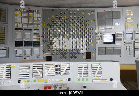 Cernobyl, Ucraina. Decimo Apr, 2017. Un reattore a due sul pannello di controllo presso la centrale nucleare di Cernobyl in sala di controllo di Chernobyl, Ucraina, Aprile 10, 2017. Reattore n. 4 esploso su Aprile 26, 1986, produca nubi radioattive in gran parte dell'Europa. Credito: Ludek Perina/CTK foto/Alamy Live News Foto Stock