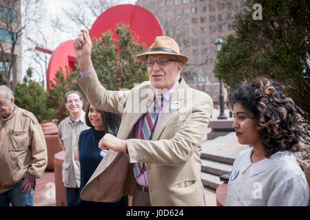 Bob Gangi annuncia la sua intenzione di correre per il sindaco di New York in occasione di una conferenza stampa di fronte a uno di polizia Plaza di New York il Mercoledì, 5 aprile 2017. Gangi è il co-fondatore della riforma della polizia Organizzazione di progetto (PROP) ed è una politica pubblica avvocato concentrandosi sulla cooperazione di polizia e nelle carceri. Gangi sarà in esecuzione contro incombente Bill De Blasio è egli rende al giorno delle elezioni. (© Richard B. Levine) Foto Stock