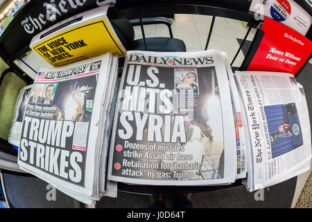 Il New York Daily News New York Post e altri documenti relazione su Venerdì, Aprile 7, 2017 su la sera precedente il bombardamento di un aria siriano base in rappresaglia per il governo di Assad utilizzando armi chimiche. (© Richard B. Levine) Foto Stock