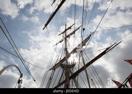 Woolwich, Londra, Regno Unito. Xii Apr, 2017. Tall Ship festival Il Regio Arsenale Woolwich. Il Morgenster rigging Credito: Brian Southam/Alamy Live News Foto Stock