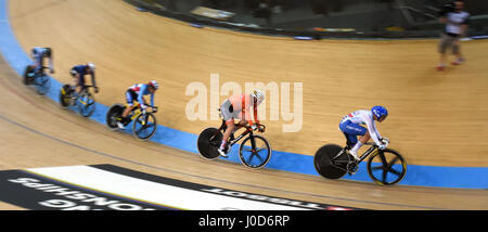 Hong Kong, Cina. Xii Apr, 2017. Barbieri Rachele (R) dell'Italia compete durante la donna scratch della corsa del 2017 via del campionato del mondo di ciclismo a Hong Kong, Cina del Sud, 12 aprile 2017. Barbieri Rachele rivendicato il titolo dell'evento. Credito: Lo Fai Ping/Xinhua/Alamy Live News Foto Stock