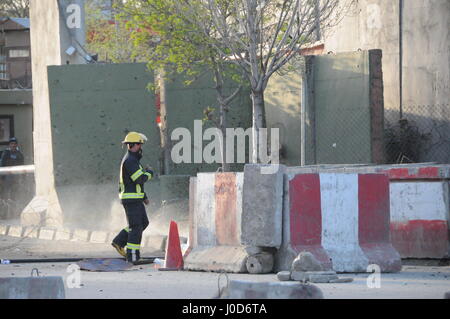 A Kabul, Afghanistan. Xii Apr, 2017. Un vigile del fuoco afgano lavora presso il sito blast vicino al Ministero della Difesa edificio a Kabul, la capitale dell'Afghanistan, 12 aprile 2017. Almeno cinque civili sono stati uccisi e altri tre feriti in un attentato suicida vicino al governo edifici per uffici nel centro della capitale afgana di Kabul Mercoledì, un portavoce del ministero degli Interni ha detto. Credito: Lu Shuqun/Xinhua/Alamy Live News Foto Stock