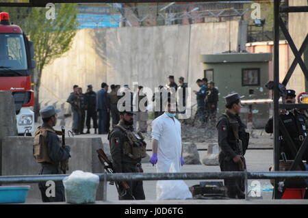 A Kabul, Afghanistan. Xii Apr, 2017. Poliziotti afghani stand presso il sito blast vicino al Ministero della Difesa edificio a Kabul, la capitale dell'Afghanistan, 12 aprile 2017. Almeno cinque civili sono stati uccisi e altri tre feriti in un attentato suicida vicino al governo edifici per uffici nel centro della capitale afgana di Kabul Mercoledì, un portavoce del ministero degli Interni ha detto. Credito: Lu Shuqun/Xinhua/Alamy Live News Foto Stock