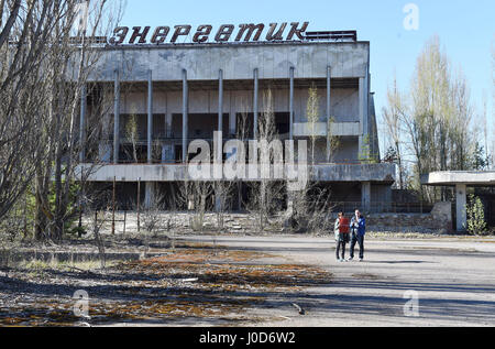 Pripjat, Ucraina. 09Apr, 2017. La città abbandonate pripjat, Ucraina nei pressi della centrale nucleare di Cernobyl, 10 aprile 2017. Reattore n. 4 esploso su Aprile 26, 1986, produca nubi radioattive in gran parte dell'Europa. Credito: Ludek Perina/CTK foto/Alamy Live News Foto Stock