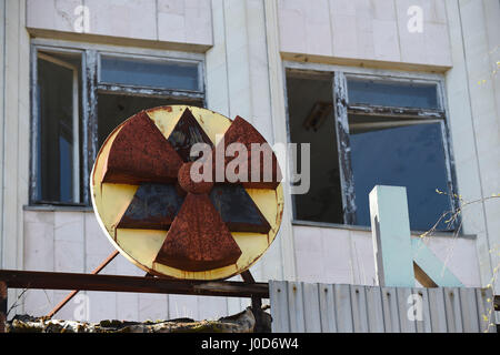 Pripjat, Ucraina. 09Apr, 2017. La città abbandonate pripjat, Ucraina nei pressi della centrale nucleare di Cernobyl, 10 aprile 2017. Reattore n. 4 esploso su Aprile 26, 1986, produca nubi radioattive in gran parte dell'Europa. Credito: Ludek Perina/CTK foto/Alamy Live News Foto Stock