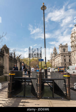 Londra, Regno Unito. Xi Apr, 2017. Dopo gli attentati terroristici a Londra nel Marzo 22nd, 2017, le autorità hanno installato speciali attrezzature di protezione sul Westminster Bridge e le aree circostanti Credito: Alexandre Rotenberg/Alamy Live News Foto Stock