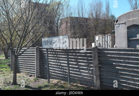 Pripjat, Ucraina. 09Apr, 2017. La città abbandonate pripjat, Ucraina nei pressi della centrale nucleare di Cernobyl, 10 aprile 2017. Reattore n. 4 esploso su Aprile 26, 1986, produca nubi radioattive in gran parte dell'Europa. Credito: Ludek Perina/CTK foto/Alamy Live News Foto Stock