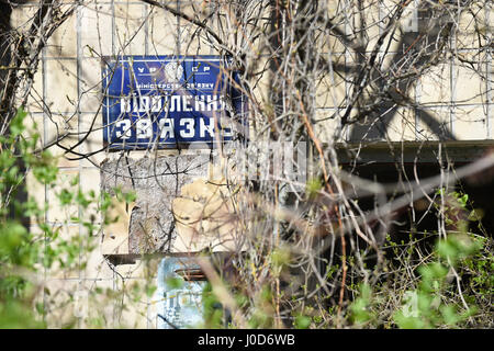 Pripjat, Ucraina. 09Apr, 2017. La città abbandonate pripjat, Ucraina nei pressi della centrale nucleare di Cernobyl, 10 aprile 2017. Reattore n. 4 esploso su Aprile 26, 1986, produca nubi radioattive in gran parte dell'Europa. Credito: Ludek Perina/CTK foto/Alamy Live News Foto Stock