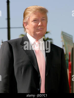 Gennaio 16, 2007 - Los Angeles, CA, Stati Uniti d'America - Donald Trump.Donald Trump riceve una stella sulla Hollywood Walk of Fame.Los Angeles, CA.16 gennaio 2007.Â©2007 Kathy Hutchins / Hutchins foto. (Credito Immagine: © Kathy Hutchins/via filo di ZUMA ZUMA via filo) Foto Stock
