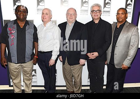 Los Angeles, Stati Uniti d'America. Xi Apr, 2017. Bubba Jackson, Scott Yanow, Loren Schoenberd, Gregg campi e Darryl Porter assiste una conversazione sulla storica salato archivio di raccolta dotata di rare registrazioni da Count Basie e altri grandi al Grammy Museu Foto Stock