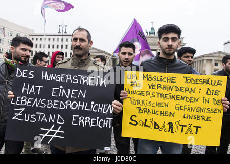 Berlino, Germania. Xii Apr, 2017. Manifestanti curdi nella solidarietà di fronte alla Porta di Brandeburgo con prigionieri nelle carceri turche che stanno facendo lo sciopero della fame. Essi criticano le condizioni di detenzione, la continua repressione contro i curdi popolazione civile, e le condizioni di isolamento per il leader del PKK Abdullah Ã-calan, chi è rinchiuso in carcere di Imrali. Credito: ZUMA Press, Inc./Alamy Live News Foto Stock