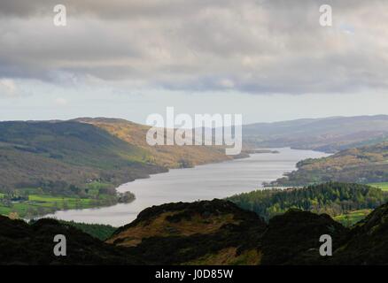 Holme cadde vicino a Coniston, Cumbria, Regno Unito. Xii Apr, 2017. La cortina di nubi meteo ha breve scorci del tardo pomeriggio la luce del sole che bagna le montagne del Distretto dei Laghi e Lake Coniston. Credito: DTNews/Alamy Live Credito: Dan Tucker/Alamy Live News Foto Stock