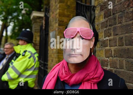 Londra, Regno Unito. Xii Apr, 2017. Centinaia di attivisti raccogliere al di fuori dell'Ambasciata russa in centro a Londra per protestare contro il trattamento degli omosessuali in Cecenia. I manifestanti hanno portato simbolico fiori rosa per essere posato in un triangolo al di fuori dei cancelli. Giornale indipendente Novaya Gazeta ha segnalato l'arresto dei membri della comunità gay e il loro essere presi a 'campi di concentramento". Credito: Stephen Chung/Alamy Live News Foto Stock