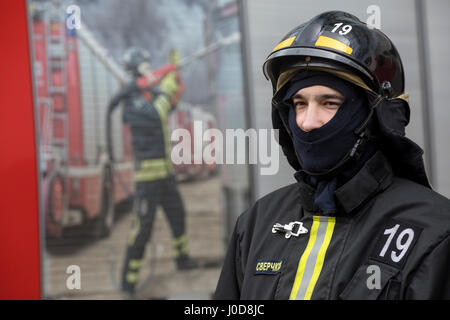 Mosca, Russia. Xii Apr, 2017. Le emergenze del Ministero dell'esercitazione antincendio presso il CSKA Arena di Mosca Credito: Nikolay Vinokurov/Alamy Live News Foto Stock