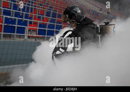 Mosca, Russia. Xii Apr, 2017. Le emergenze del Ministero dell'esercitazione antincendio presso il CSKA Arena di Mosca Credito: Nikolay Vinokurov/Alamy Live News Foto Stock