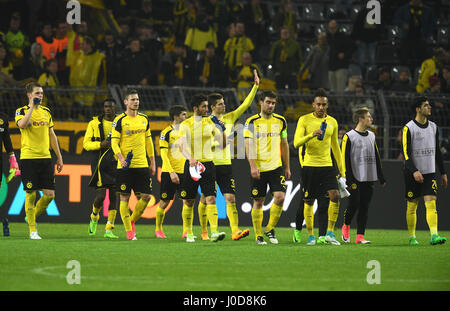 Dortmund, Germania. Xii Apr, 2017. Dortmund giocatori alla fine della prima tappa del Champions League quarti di finale match tra Borussia Dortmund e come Monaco nel Signal Iduna Park di Dortmund, Germania, il 12 aprile 2017. Foto: Bernd Thissen/dpa/Alamy Live News Foto Stock