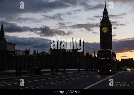 Londra, Regno Unito. Il 12 aprile 2017. Regno Unito Meteo. Drammatico tramonto sul case del Parlamento. Credit claire doherty Alamy/Live News. Foto Stock