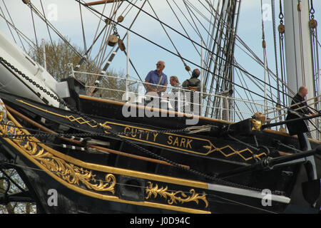 Londra, Regno Unito. Xii Apr, 2017. London, Regno Unito - April​ ​12: persone touring il Cutty Sark a Greenwich prima del 2017 Tall Ship regata segnando il centocinquantesimo anniversario della Confederazione canadese. Durante il weekend di Pasqua, il 13 e 16 aprile 2017, le navi saranno ancorate al Maritime Greenwich UNESCO World Heritage Site in Greenwich centro città e presso il Regio Arsenale Riverside a Woolwich prima che la vela a Québec, Canada, attraverso il Portogallo, Bermuda e Boston. Credito: David Mbiyu/Alamy Live News Foto Stock