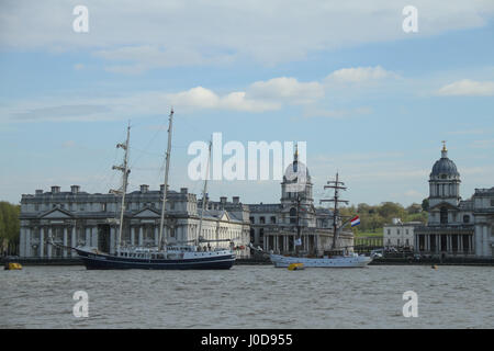 Londra, Regno Unito. Xii Apr, 2017. London, Regno Unito - April​ ​12: Pedro Doncker e Aphrodite ancorato a Greenwich prima del 2017 Tall Ship regata. Durante il weekend di Pasqua, intorno 40 Tall Ships sono pianificati per navigare sul fiume Tamigi a Greenwich, segnando il centocinquantesimo anniversario della Confederazione canadese. Credito: David Mbiyu/Alamy Live News Foto Stock