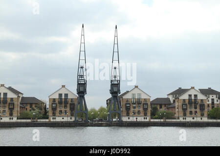 Londra, Regno Unito. Xii Apr, 2017. London, Regno Unito - April​ ​12: gru e case residenziali presso il Royal Victoria nella zona est di Londra. Il Royal Victoria Dock è stato il più grande dei tre bacini nel Royal Docks di East London, ora parte di raggiunge la Dockland. Credito: David Mbiyu/Alamy Live News Foto Stock