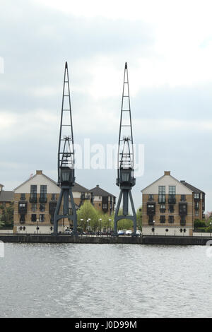 Londra, Regno Unito. Xii Apr, 2017. London, Regno Unito - April​ ​12: gru e case residenziali presso il Royal Victoria nella zona est di Londra. Il Royal Victoria Dock è stato il più grande dei tre bacini nel Royal Docks di East London, ora parte di raggiunge la Dockland. Credito: David Mbiyu/Alamy Live News Foto Stock