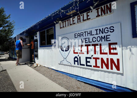 Rachel, Nevada, Stati Uniti d'America. 5 Ago, 2014. La gente arriva al piccolo un'Le'Inn il 5 agosto 2014. Un piccolo gruppo di tour visitato Rachel, Nevada e altri siti super base militare segreta, noto come Area 51, e le sue teorie cospirative circa extra-terrestre esseri UFO e dei mestieri di spazio. Credito: David Becker/ZUMA filo/Alamy Live News Foto Stock