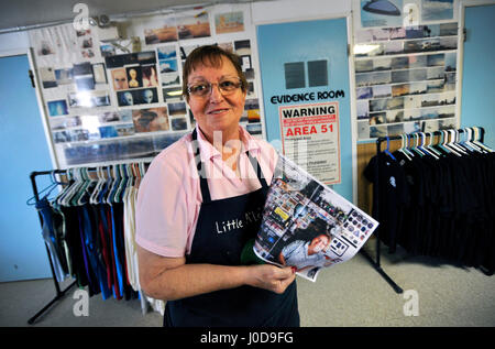 Rachel, Nevada, Stati Uniti d'America. 5 Ago, 2014. Pat Travis, proprietario del piccolo un'Le'Inn si trova nel suo ristorante Agosto 5, 2014, Rachel, Nevada. Gruppi tour visita il suo deserto città e di altri siti relativi super base militare segreta, noto come Area 51, e le sue teorie cospirative circa extra-terrestre esseri UFO e dei mestieri di spazio. Credito: David Becker/ZUMA filo/Alamy Live News Foto Stock