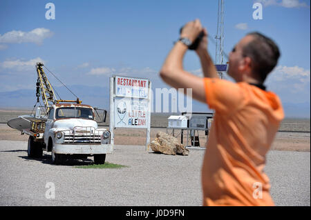 Rachel, Nevada, Stati Uniti d'America. 5 Ago, 2014. Floris Otten dei Paesi Bassi fotografie alcuni dei reperti rinvenuti presso il piccolo un'Le'Inn il 5 agosto 2014. Otten faceva parte di un tour visita di Rachel, Nevada e altri siti super base militare segreta, noto come Area 51, e le sue teorie cospirative circa extra-terrestre esseri UFO e dei mestieri di spazio. Credito: David Becker/ZUMA filo/Alamy Live News Foto Stock