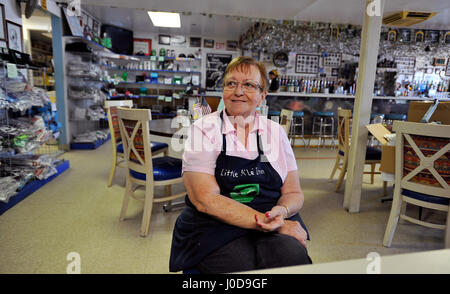 Rachel, Nevada, Stati Uniti d'America. 5 Ago, 2014. Pat Travis, proprietario del piccolo un'Le'Inn si trova nel suo ristorante Agosto 5, 2014, Rachel, Nevada. Gruppi tour visita il suo deserto città e di altri siti relativi super base militare segreta, noto come Area 51, e le sue teorie cospirative circa extra-terrestre esseri UFO e dei mestieri di spazio. Credito: David Becker/ZUMA filo/Alamy Live News Foto Stock