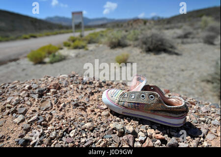 Rachel, Nevada, Stati Uniti d'America. 5 Ago, 2014. Una scarpa da bambino è visto vicino al perimetro del bene custodito installazione militare conosciuta come Area 51 Agosto 5, 2014 vicino alla città di Rachel, Nevada. Il segreto super sito è pieno di teorie cospirative circa extra-terrestre esseri UFO e dei mestieri di spazio. Credito: David Becker/ZUMA filo/Alamy Live News Foto Stock