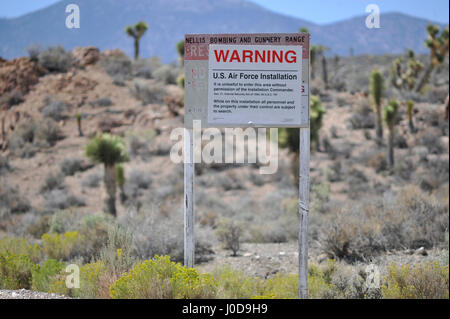 Rachel, Nevada, Stati Uniti d'America. 5 Ago, 2014. Il perimetro del bene custodito installazione militare conosciuta come area 51 è visto agosto 5, 2014 vicino a Rachele, Nevada. Il segreto super sito è pieno di teorie cospirative circa extra-terrestre esseri UFO e dei mestieri di spazio. Credito: David Becker/ZUMA filo/Alamy Live News Foto Stock