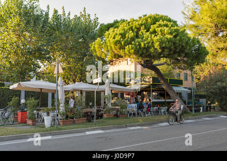LIDO, Italia - 23 settembre 2016: la gente non riconosciuto avere un periodo di riposo in outdoor street cafe sul Lungomare Guglielmo Marconi lungo la strada del mare al tramonto. Li Foto Stock