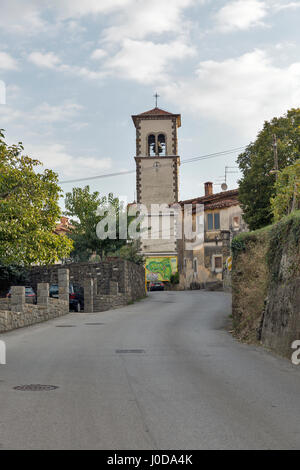 MEDANA, Slovenia - 27 settembre 2016: nel centro del paese con la Chiesa Parrocchiale di Santa Maria Assunta torre campanaria. Medana si trova nelle colline di Gorizia, un vino- Foto Stock