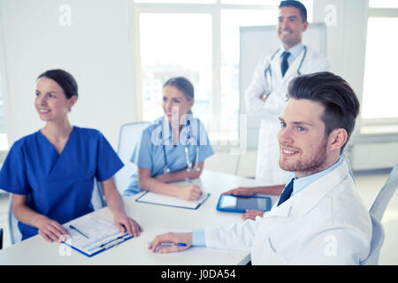 Il gruppo di medici su presentazione all'ospedale Foto Stock