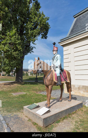 KESZTHELY, UNGHERIA - 29 settembre 2016: hussar equestre statua in Castello Festetics parcheggiare di fronte all ex stalla. Keszthely è situato a ovest Foto Stock