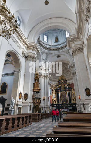 Cracovia in Polonia - 12 gennaio 2017: persone non riconosciuta di visitare la chiesa dei Santi Pietro e Paolo. La chiesa fu costruita nel 1619 nella citta' vecchia di Cracovia. Foto Stock