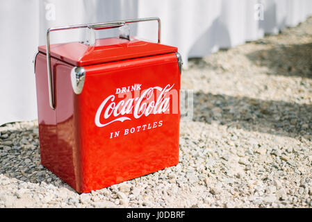 Rosso Coca Cola vintage radiatore nel sole. Foto Stock