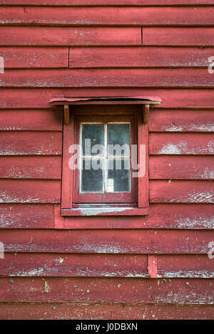 Vecchia finestra sul rustico rosso fienile in North Carolina. Foto Stock