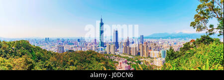 Vista panoramica di Taipei da un picco di montagna Foto Stock