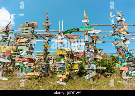 Totem realizzato da volontari nel rifugio orso, Kuterevo village, Croazia Foto Stock