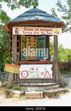 Recare il rifugio nel villaggio di Kuterevo, Croazia Foto Stock