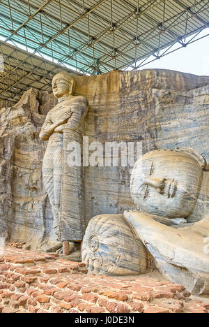 La testa del Buddha Reclinato e statua permanente del monaco Ananda dietro di lui, Gal Viharaya, Polonnaruwa, Sri Lanka. Foto Stock