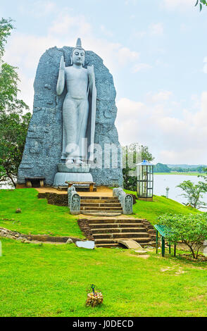 La statua del Buddha presso la banca del Lago Giritale, Sri Lanka. Foto Stock