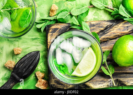 Ingredienti per rendere mojito,foglioline di menta,cubetti di ghiaccio,lime e lo zucchero di canna Foto Stock