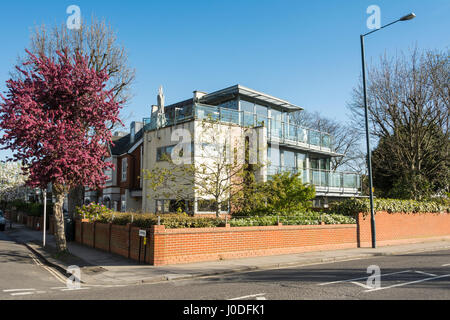 Frondoso, tranquille strade suburbane di Barnes, SW London, England, Regno Unito Foto Stock