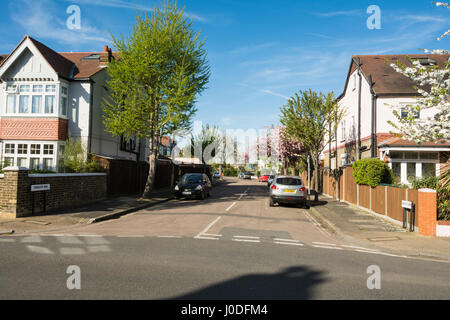 Frondoso, tranquille strade suburbane di Barnes, SW London, England, Regno Unito Foto Stock